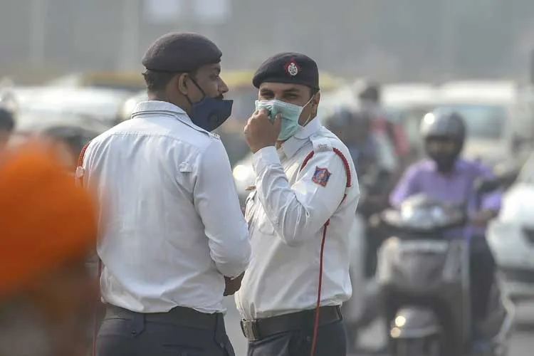 Traffic policemen wear masks to protect themselves as air...- India TV Hindi