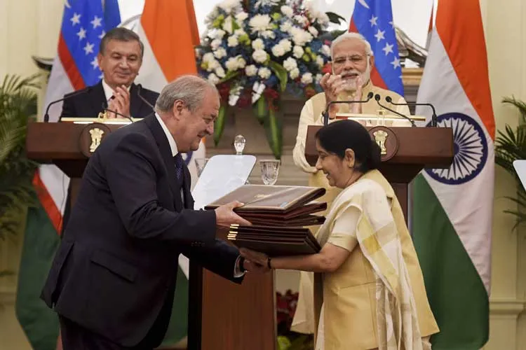 External Affairs Minister Sushma Swaraj and Uzbek Foreign...- India TV Hindi
