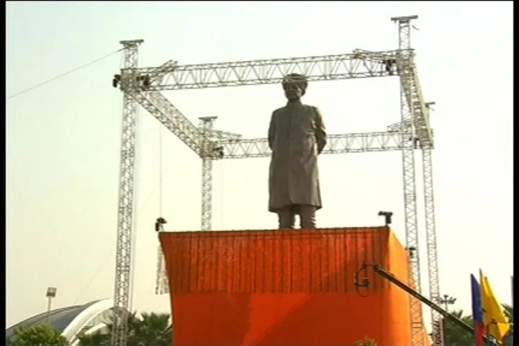 PM Modi unveils Sir Chhotu Ram's statue in Rohtak Haryana- India TV Hindi