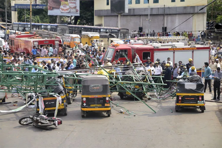 4 killed as metal hoarding crashes on traffic in Pune, 2 arrested- India TV Hindi
