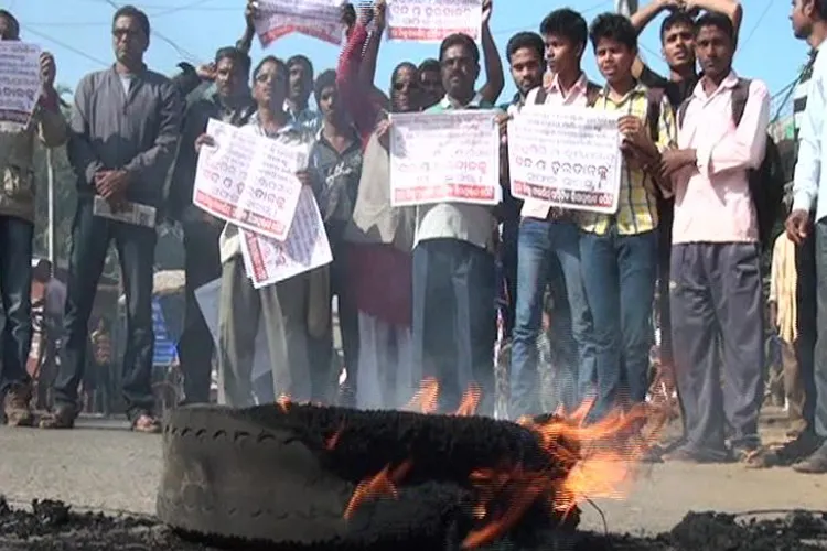 पुरी बंद के दौरान हिंसा, प्रदर्शनकारियों ने की तोड़फोड़; पुलिस का लाठी चार्ज- India TV Hindi