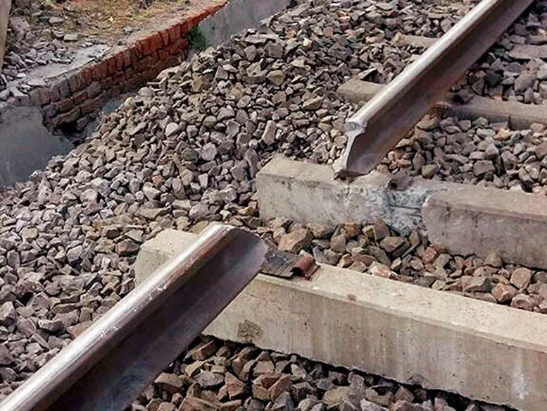 Rail Track
 - India TV Hindi