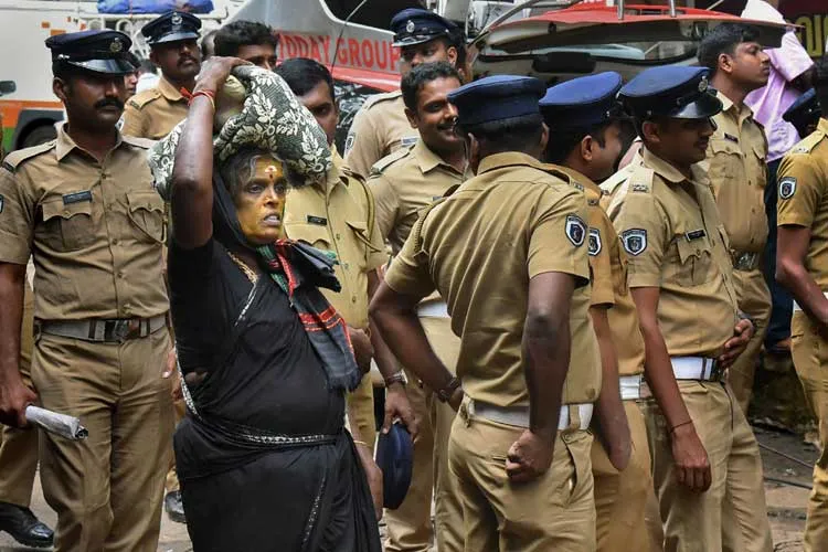 An elderly woman on her way to Sabarimala Temple as police...- India TV Hindi