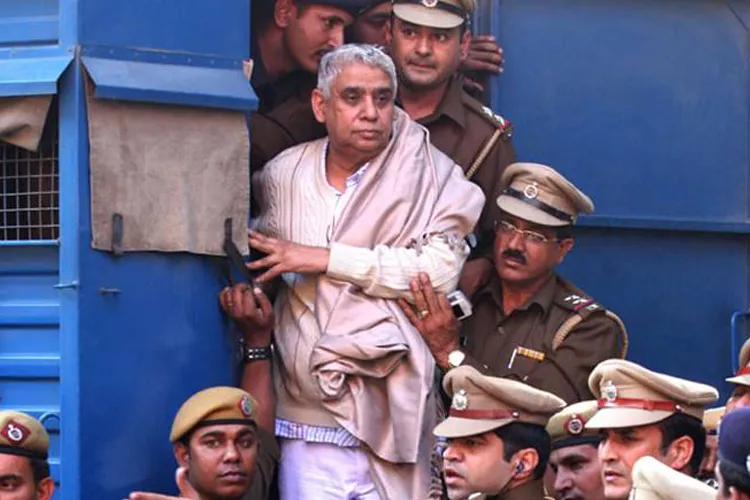 रामपाल को आज कोर्ट सुनाएगी सजा, छावनी में तब्दील हुआ हिसार- India TV Hindi