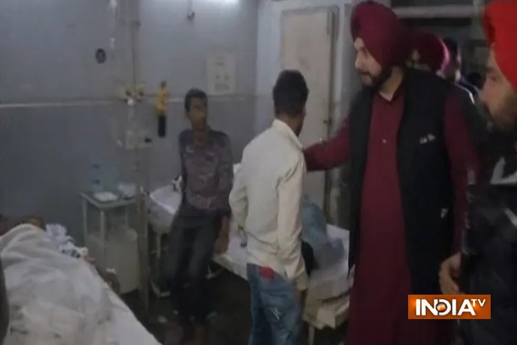 Amritsar Train Accident: घायलों से मिलने अस्पताल पहुंचे नवजोत सिंह सिद्धू, किया पत्नी का बचाव- India TV Hindi