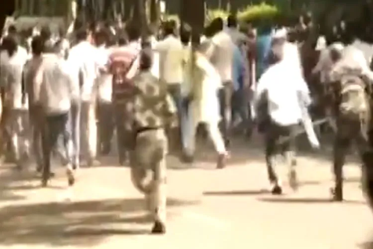 Police lathicharge over protesting NDMC workers at Jantar Mantar in Delhi- India TV Hindi