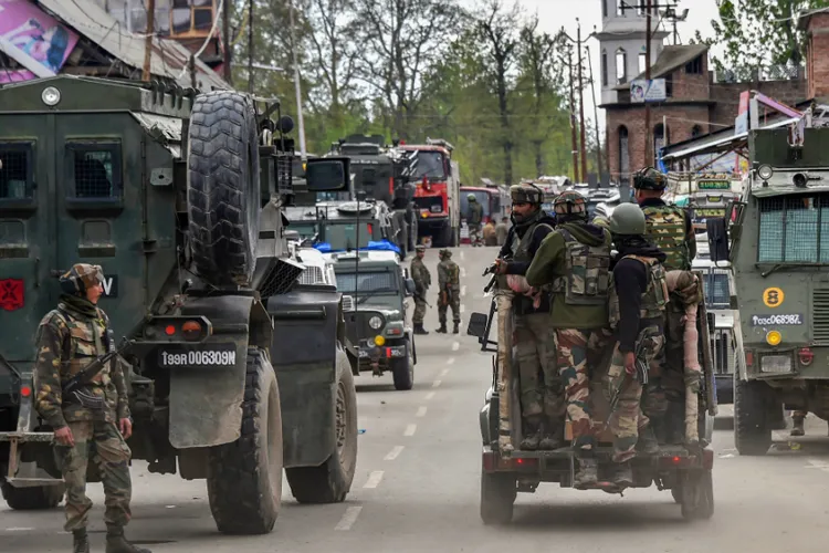 जम्‍मू-कश्‍मीर के अनंतनाग में सुरक्षाबलों और आतंकियों के बीच मुठभेड़, 4 आतंकी ढेर- India TV Hindi