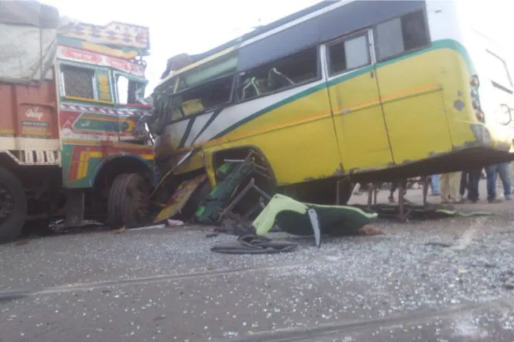 बिहार: स्कूली बच्चों से भरी बस को ट्रक ने मारी टक्कर, चालक की मौत- India TV Hindi