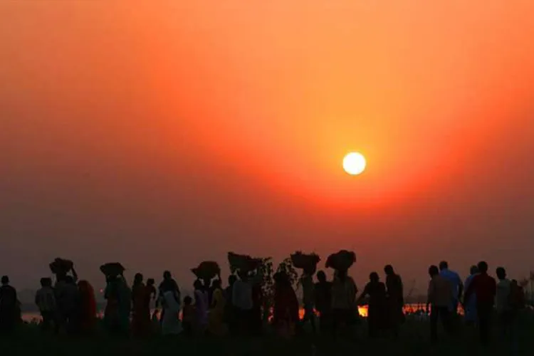 उगते सूर्य को अर्घ्य देकर आस्था के महापर्व छठ का हुआ समापन- India TV Hindi