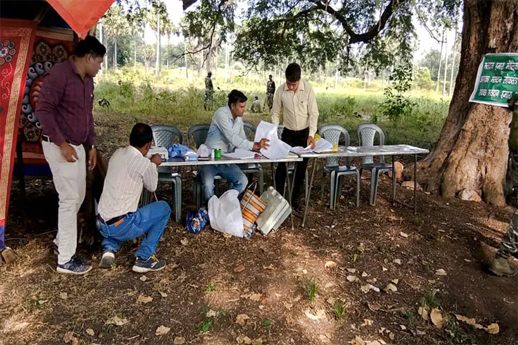 A polling station set up under a tree during the first phase of Assembly elections in Chhattisgarh- India TV Hindi