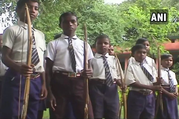  Children's in Jharkhand go to school wit bow and arrow - India TV Hindi