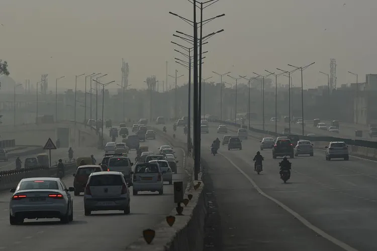 हवा की गति बढ़ने से दिल्ली की वायु गुणवत्ता में मामूली सुधार - India TV Hindi