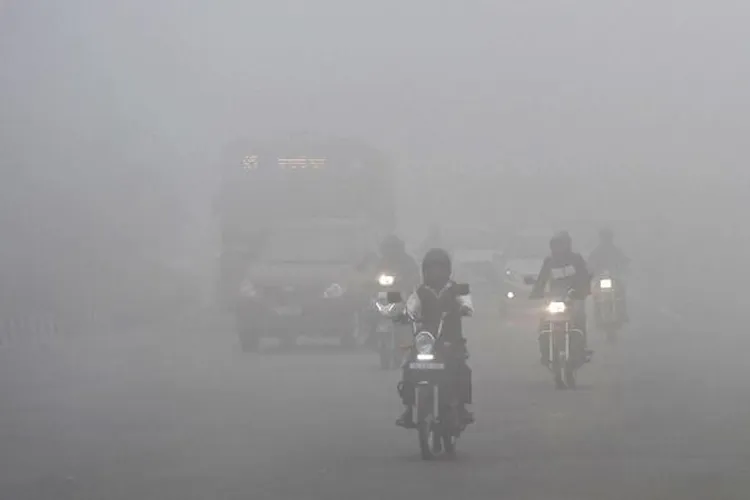दिल्ली में प्रदूषण फिर बेहद खतरनाक स्तर पर पहुंचा, निजी डीजल वाहन मालिकों से तीन दिनों तक गाड़ी न इस- India TV Hindi