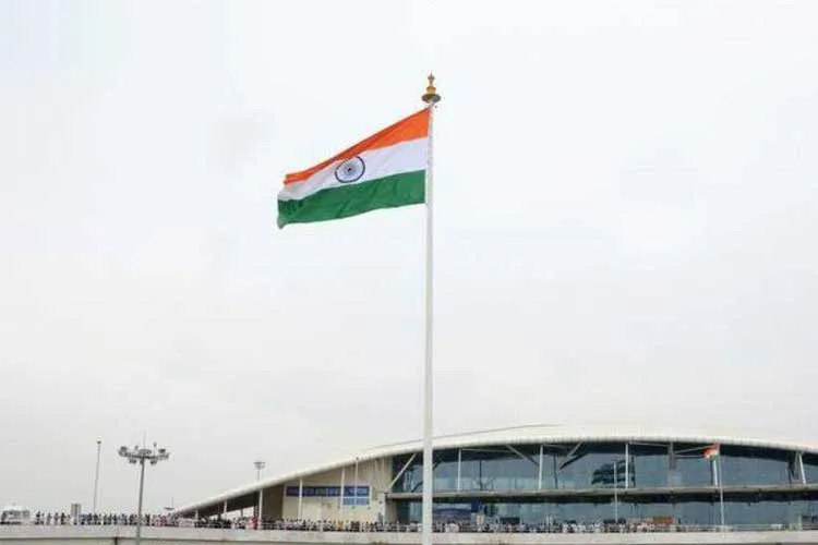100-ft tricolours to be installed at 75 railway stations- India TV Hindi