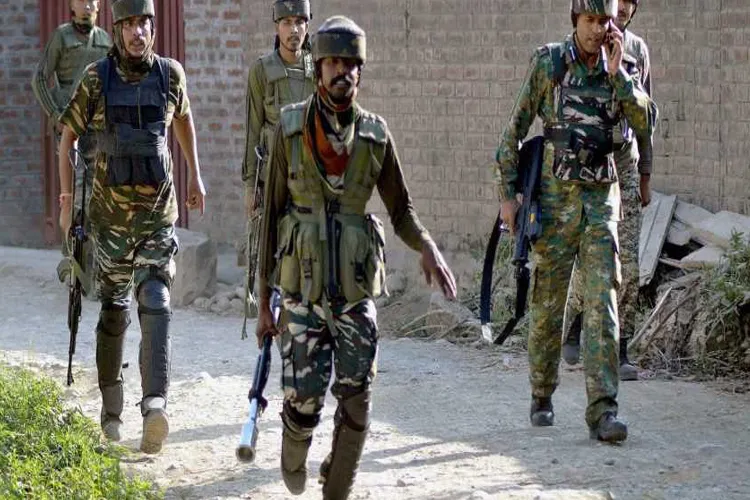 जम्मू कश्मीर के कुलगाम में सेना और आतंकियों के बीच मुठभेड़- India TV Hindi
