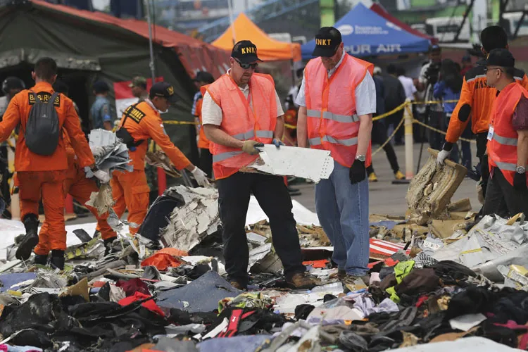 Investigators examine parts of a Lion Air jet that crashed...- India TV Hindi