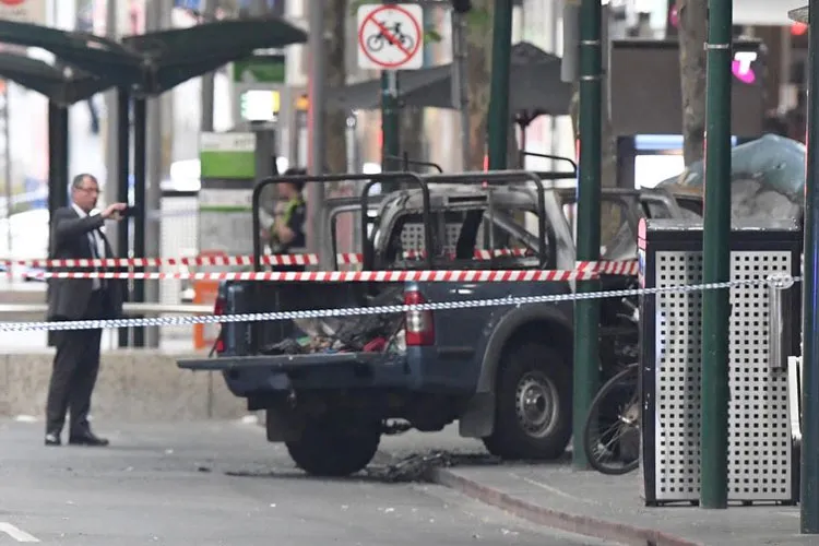 A burnt out vehicle is seen on Bourke Street in Melbourne, Friday, Nov. 9, 2018 | AP Photo- India TV Hindi
