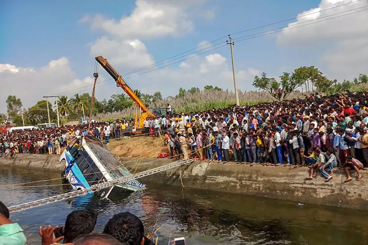 कर्नाटक के मांड्या में बस नहर में गिरी, हादसे में 30 लोगों की मौत- India TV Hindi
