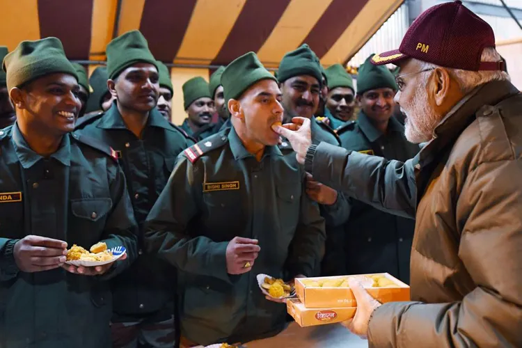 PM मोदी ने भारत-चीन सीमा के पास हर्षिल में सैनिकों के साथ दीपावली मनाई- India TV Hindi