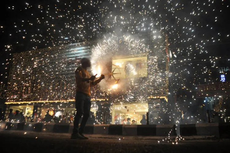 सिंगापुर में दीपावली पर पटाखे जलाना पड़ा महंगा, भारतीय मूल के चार लोगों पर मामला दर्ज - India TV Hindi