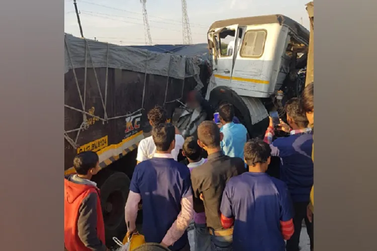 Gujarat: 10 people die as car gets crushed between 2 trucks- India TV Hindi