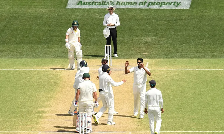 एडिलेड टेस्ट, चौथा दिन: अश्विन, शमी की घातक गेंदबाजी के दम पर बैकफुट पर आस्ट्रेलिया - India TV Hindi