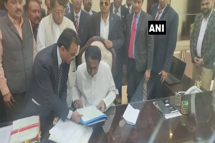 Madhya Pradesh Chief Minister Kamal Nath signs on the files for farm loan waiver- India TV Hindi