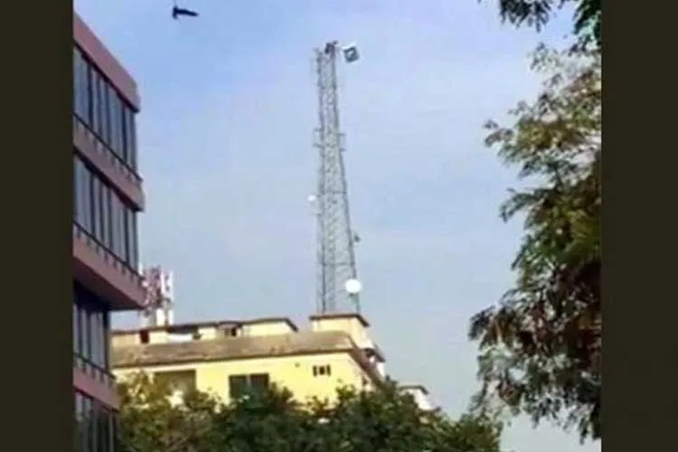 man climbs on mobile tower- India TV Hindi
