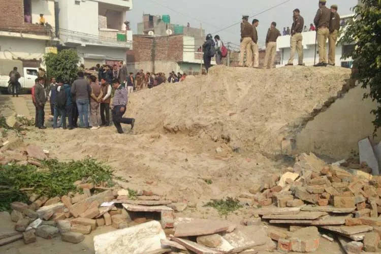 noida school wall collapse- India TV Hindi