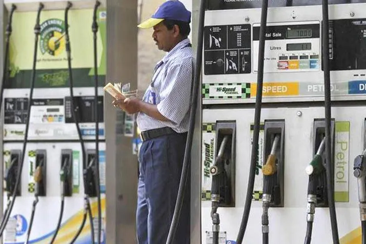 पेट्रोल, डीजल की कीमतों में फिर गिरावट जारी, ये है आज की कीमत- India TV Paisa
