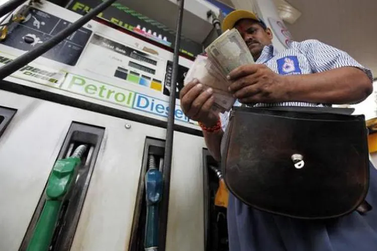 पेट्रोल, डीजल की कीमतों में लगातार तीसरे दिन गिरावट जारी, ये हैं आज की कीमतें- India TV Paisa