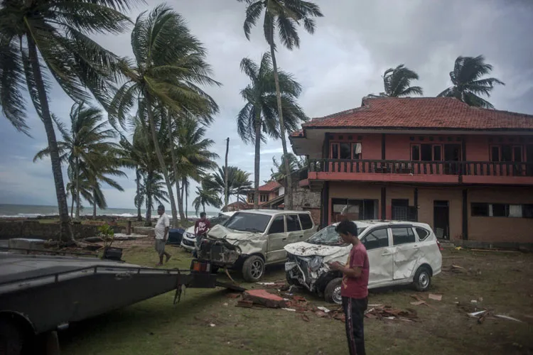 Indonesia tsunami death toll touches 429, over 1,400 injured; thousands homeless- India TV Hindi