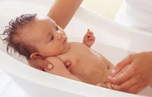 Tips to follow for bathing new born baby during winter- India TV Hindi