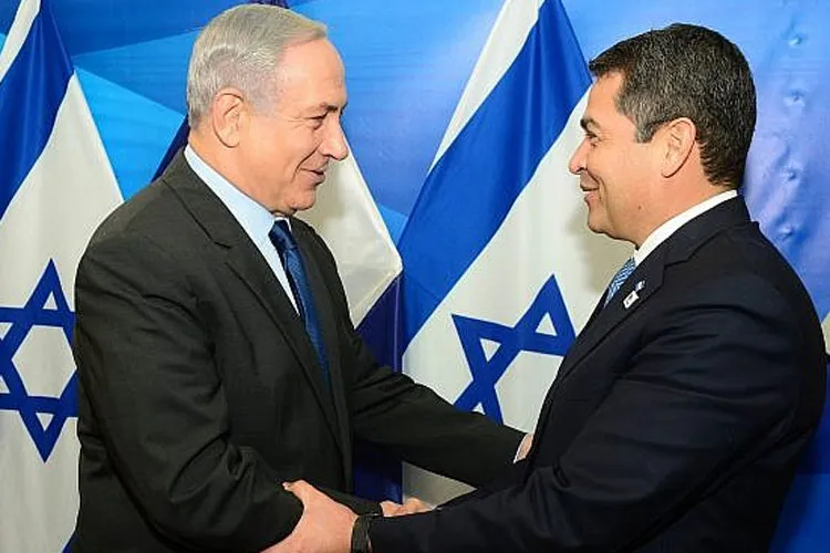 Benjamin Netanyahu, left, meeting with Juan Orlando Hernandez | GPO File- India TV Hindi
