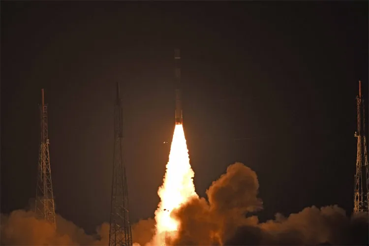 PSLV-C44 launches India's military satellite Microsat-R, students' payload Kalamsat successfully- India TV Hindi