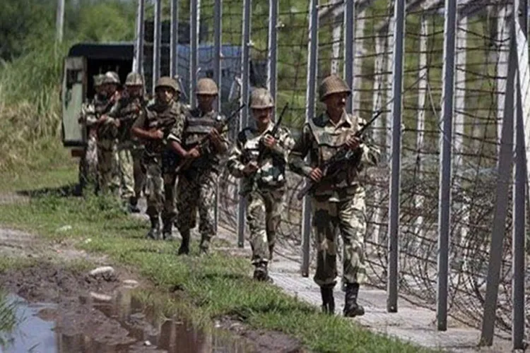 Pakistan fires unprovoked on LoC, violates ceasefire in Poonch | PTI Representational- India TV Hindi