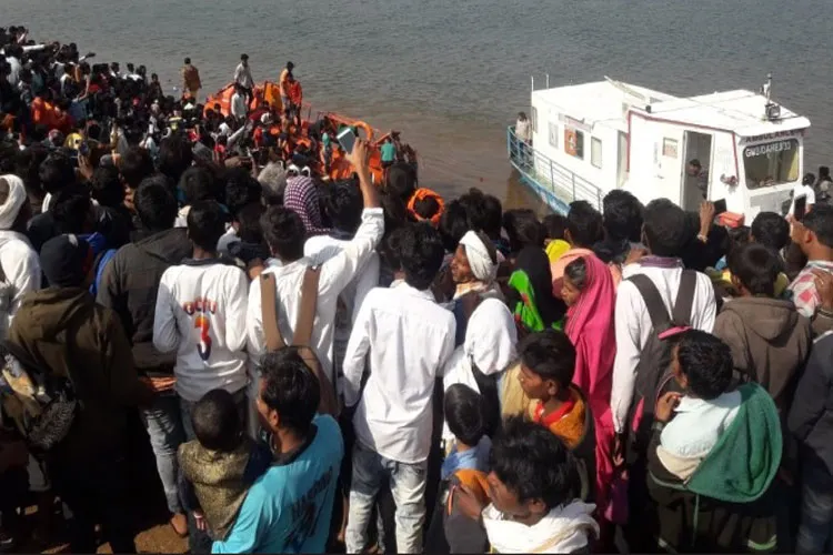 Six killed as boat carrying 60 people capsizes near Maharashtra's Nandurbar, over 36 rescued- India TV Hindi
