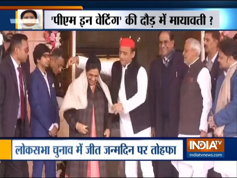 Akhilesh Yadav Meets with Mayawati and greets on her birthday- India TV Hindi