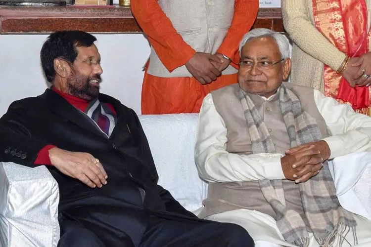 Bihar Chief Minister Nitish Kumar with Union minister and...- India TV Hindi