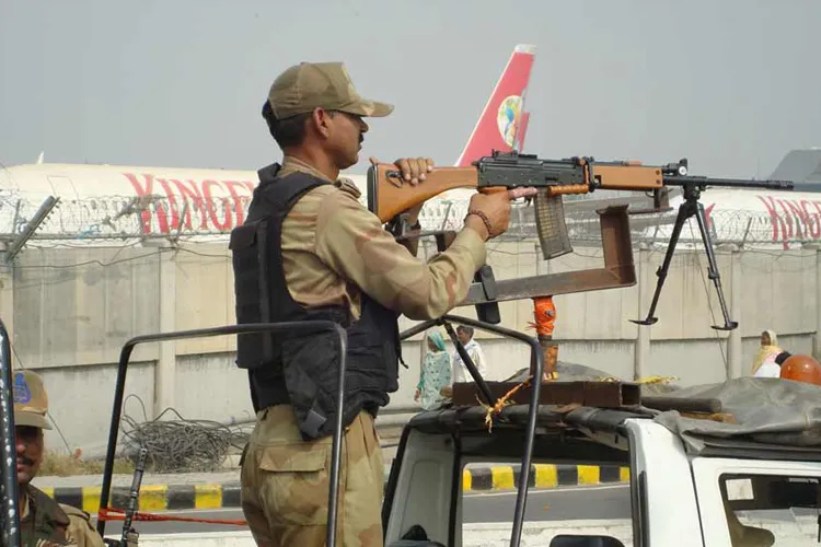 सीमा पर तनाव के बाद श्रीनगर, जम्मू, लेह हवाईअड्डों पर व्यावसायिक विमानों की आवाजाही बंद- India TV Hindi