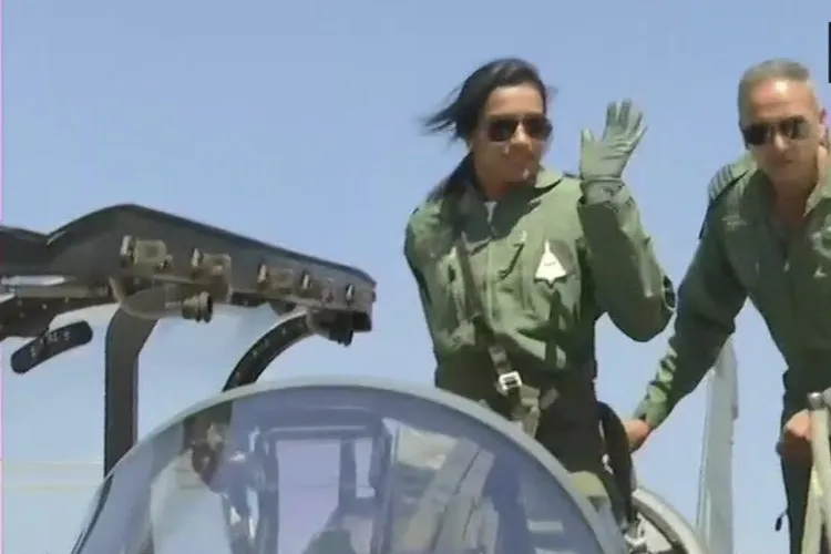 पीवी सिंधु ने लड़ाकू विमान में भरी उड़ान, तेजस उड़ाने वाली पहली महिला बनीं- India TV Hindi