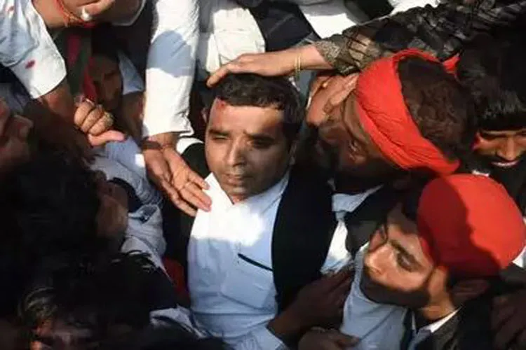 SP Leader Dharmendra Yadav injured during protest - India TV Hindi