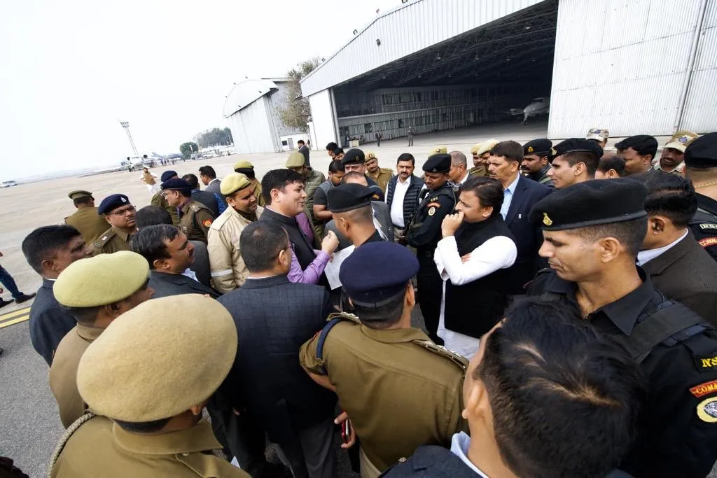 अखिलेश यादव को प्रयागराज जाने से रोका गया, एयरपोर्ट पर समाजवादियों का धरना- India TV Hindi