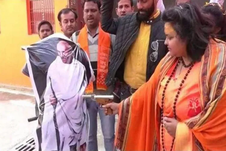 गांधीजी के पुतले पर गोली चलाने का मामला, हिंदू महासभा की सचिव पूजा पांडे गिरफ्तार- India TV Hindi