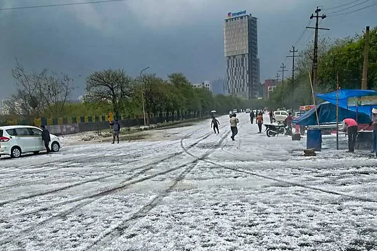 A view of a street after hailstorm struck various parts of...- India TV Hindi