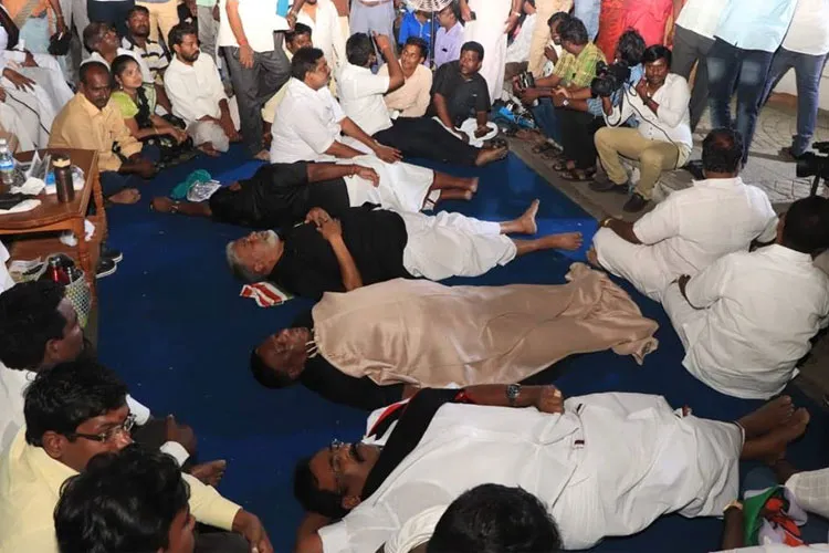 Puducherry CM V Narayanasamy and cabinet colleagues sleep outside LG Kiran Bedi’s house protest- India TV Hindi