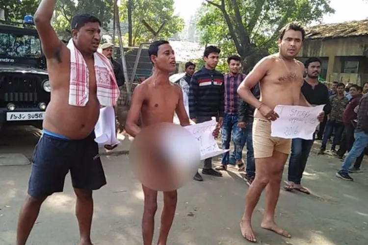 असम में नागरिकता विधेयक के खिलाफ नग्न प्रदर्शन, पुलिस ने प्रदर्शनकारियों को कंबल से ढका- India TV Hindi