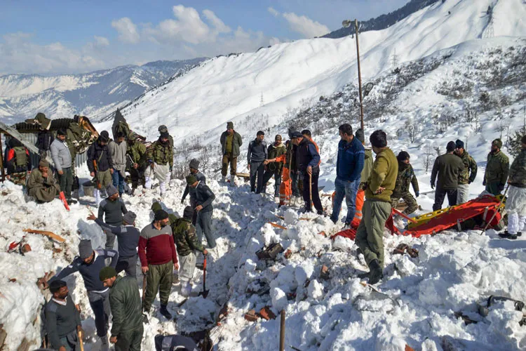 Three cops rescued from Jammu and Kashmir avalanche site- India TV Hindi