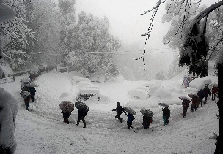 जम्मू एवं कश्मीर में भारी बर्फबारी, सड़क-मार्ग बंद, उड़ानें रद्द- India TV Hindi