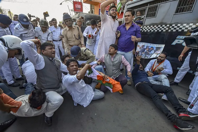 Police detain Youth Congress activists during a protest...- India TV Hindi